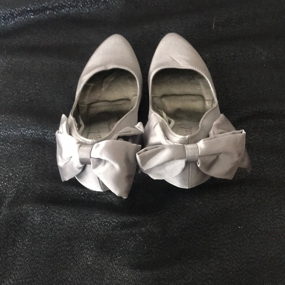 Wet seal silver satin bow heel - Picture 4 of 4